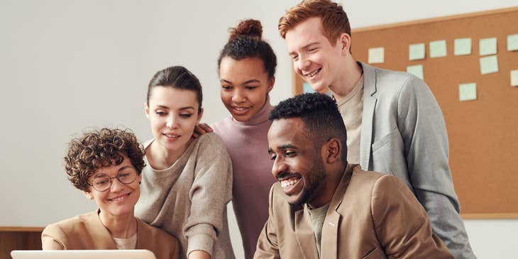 Un grupo de compañeros de trabajo en su trabajo.
