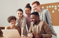 Un grupo de compañeros de trabajo en su trabajo.