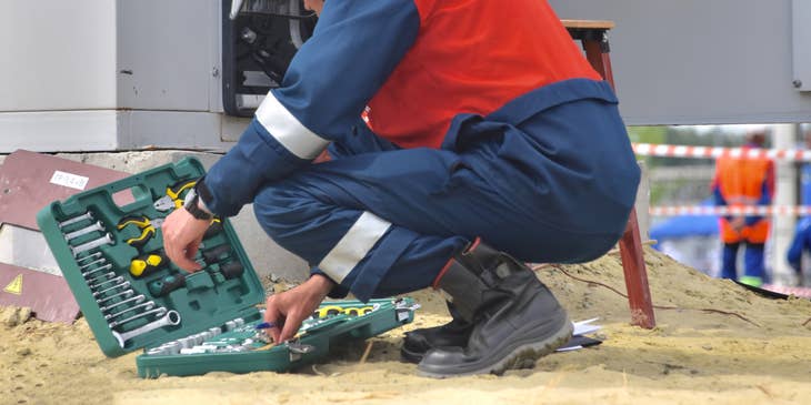 Un trabajador de mantenimiento en la obra.