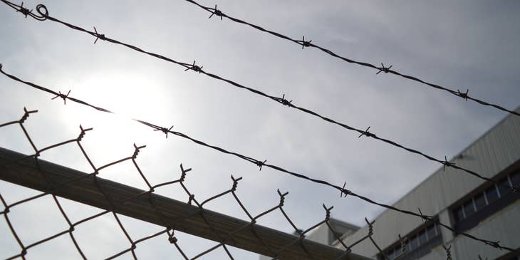 Alambre y vallas en el exterior de un centro penitenciario.