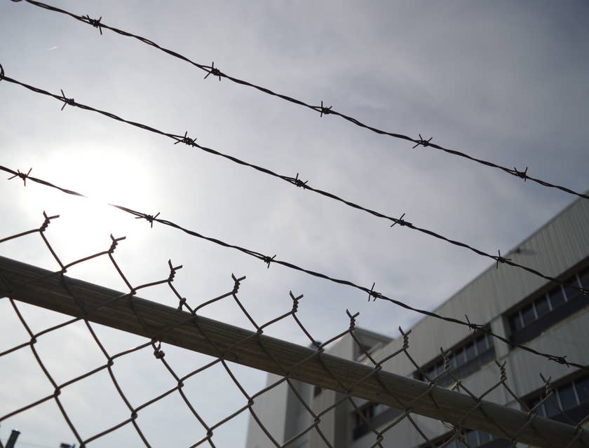 Alambre y vallas en el exterior de un centro penitenciario.