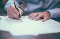 Un empresario escribiendo una carta de recomendación.