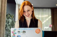 Une femme qui recherche les meilleurs sites d'emploi à distance de 2023.