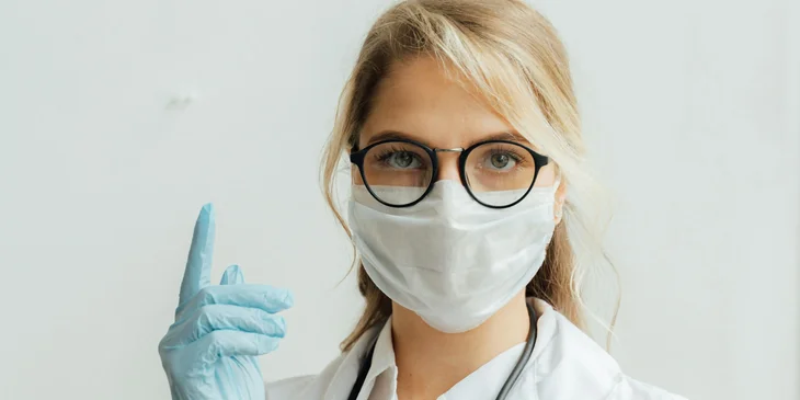 Une docteure se préparant pour un examen.
