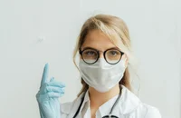 Une docteure se préparant pour un examen.