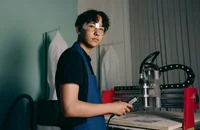 Un jeune stagiaire utilisant une machine.