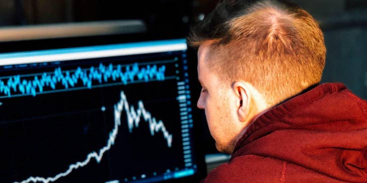 Un hombre analizando indicadores financieros contratado por un bolsa de trabajo de finanzas.