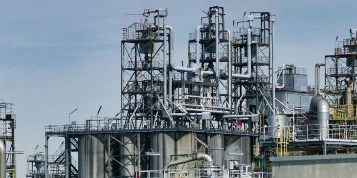 Una planta de procesamiento con empleados contratados en una bolsa de trabajo de petróleo y gas.