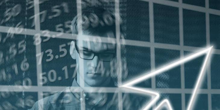 Un hombre contratado por una bolsa de finanzas corporativas que estudia estadísticas financieras.