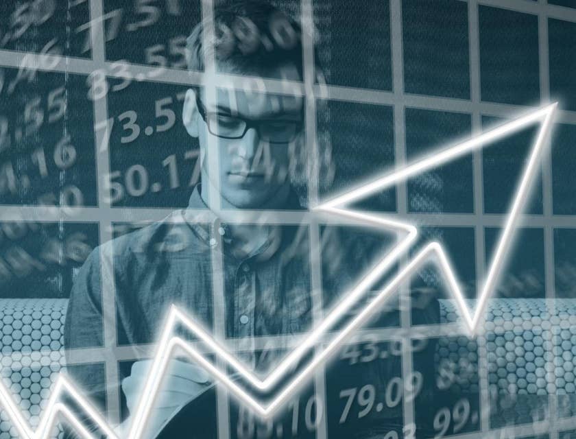 Un hombre contratado por una bolsa de finanzas corporativas que estudia estadísticas financieras.