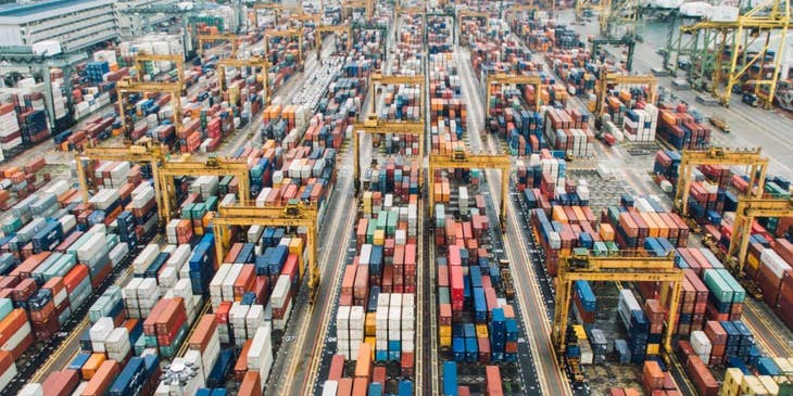 Patio de envío lleno de contenedores de transporte en una bolsa de trabajo para logística.