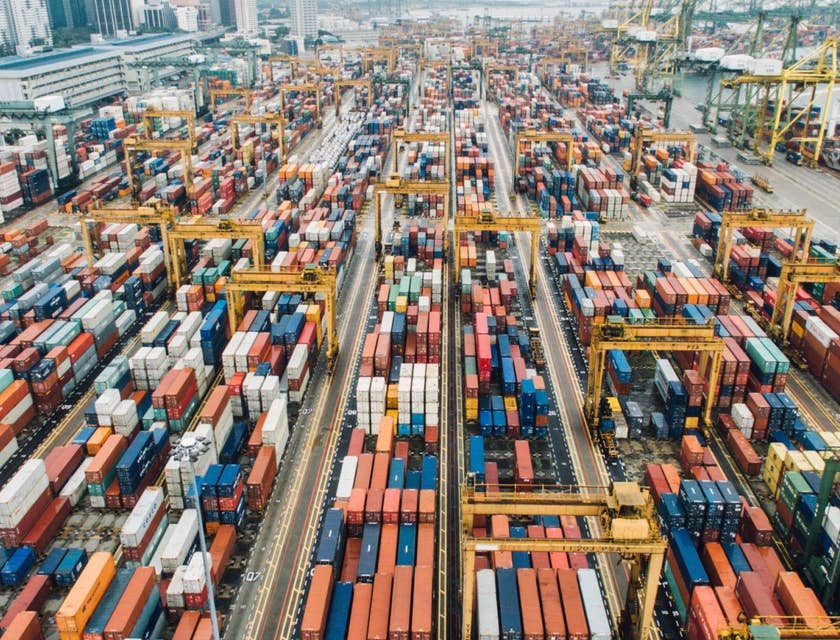 Patio de envío lleno de contenedores de transporte en una bolsa de trabajo para logística.