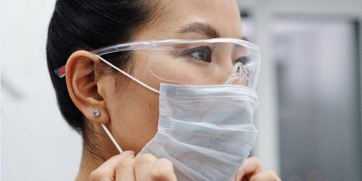 Una enfermera contratada por una bolsade trabajo de enfermería preparándose en un hospital.