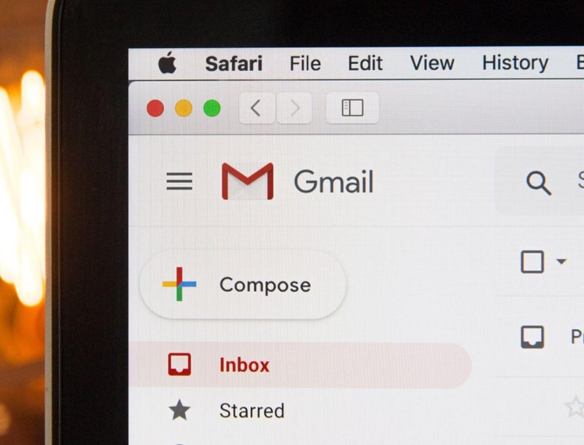 Una laptop abierta en gmail lista para escribir un correo electrónico de seguimiento después de una entrevista.