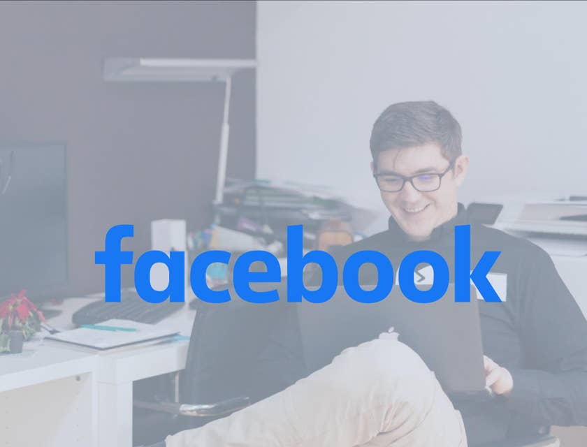 Una persona publicando una oferta de trabajo en Facebook.