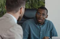 Dos hombres en una entrevista de trabajo.