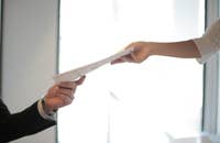 Bir işveren tarafından fesih bildirimi alan bir çalışan.