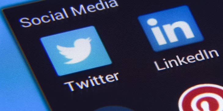 Dispositivos mostrando íconos de redes sociales para social recruiting.