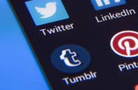 Dispositivos mostrando íconos de redes sociales para social recruiting.