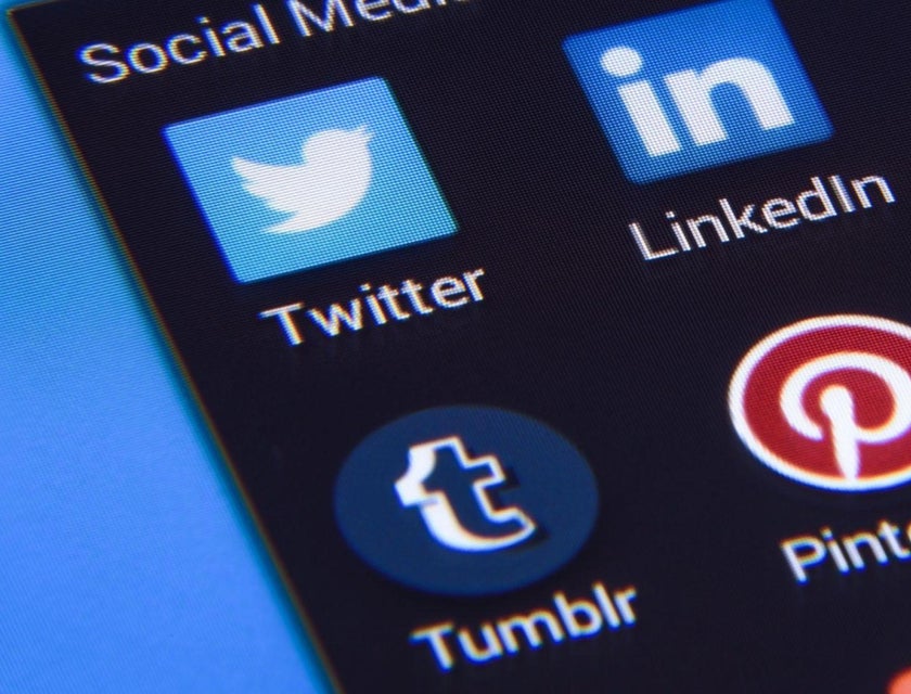 Dispositivos mostrando íconos de redes sociales para social recruiting.