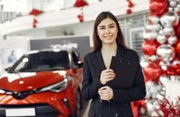 Une vendeuse automobile dans une concession automobile.