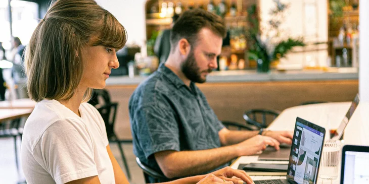 Profesional trabajando remotamente en su computadora portátil.