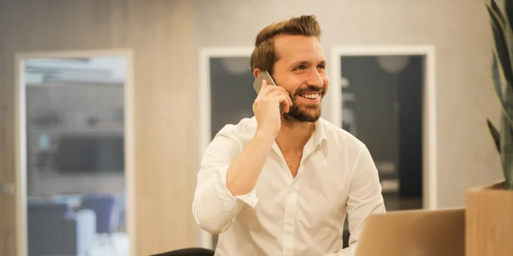 Un hombre hablando por teléfono mientras trabaja.