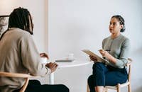 Une femme serre la main d'un candidat lors d'un entretien d'embauche.
