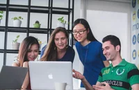 Un groupe d'étudiants travaillant sur un projet.