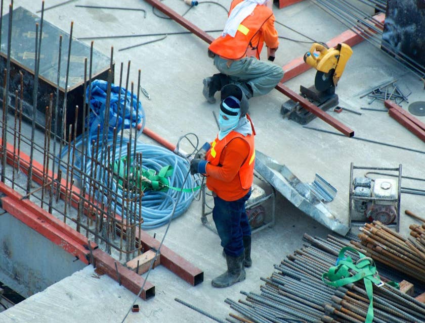 Trabajadores laborando en una obra contratados por las mejores bolsas de trabajo para construcción.