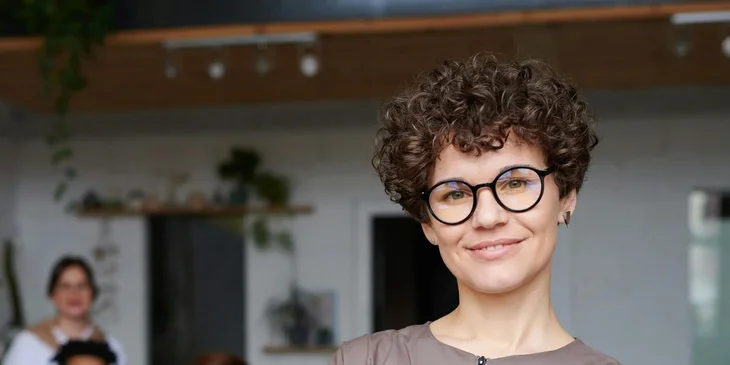 Une femme dans son bureau de travail.