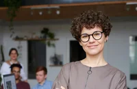 Une femme dans son bureau de travail.