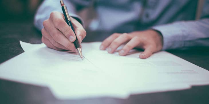 Una persona che scrive una lettera di raccomandazione.