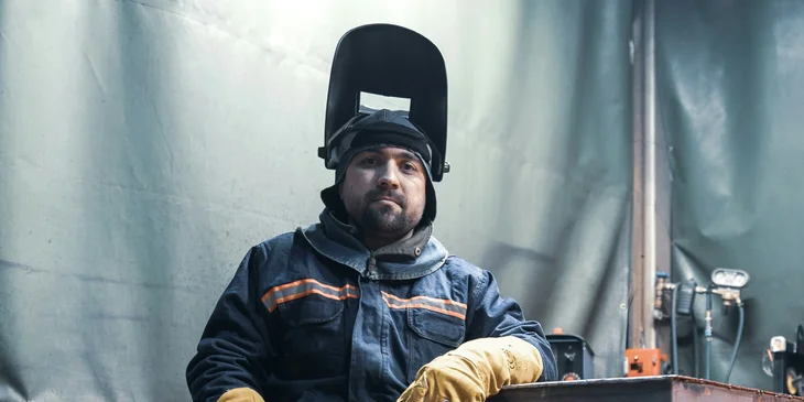 Un salarié d'une entreprise dans le secteur industriel.