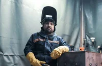 Un salarié d'une entreprise dans le secteur industriel.