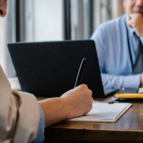 Mentionnez la possibilité d'un contrat de sécurisation professionnelle.