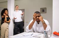 Um funcionário sofrendo assédio no ambiente de trabalho.