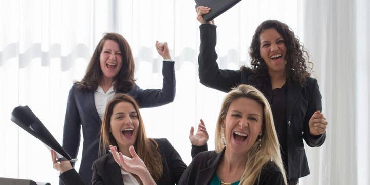 Un grupo de empleadas trabajando felices.