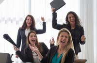 Un grupo de empleadas trabajando felices.