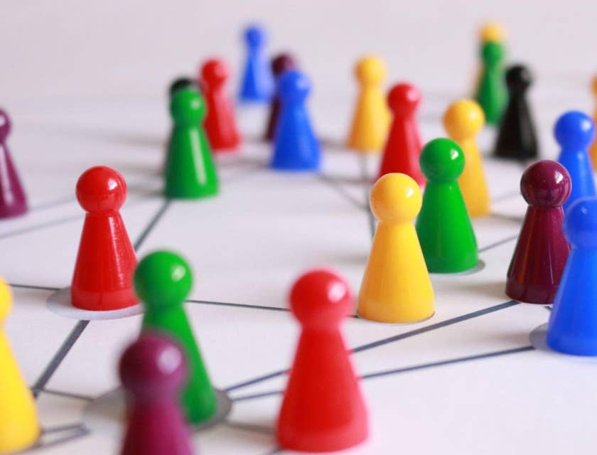 Una representación en maqueta de una red de personas.