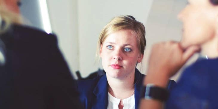 Una mujer de negocios siendo entrevistada por Recursos Humanos.