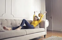 Una mujer relajándose en su casa en un día personal.