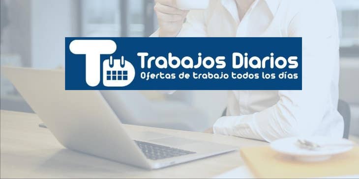 Un hombre trabajando y tomando café alegremente.