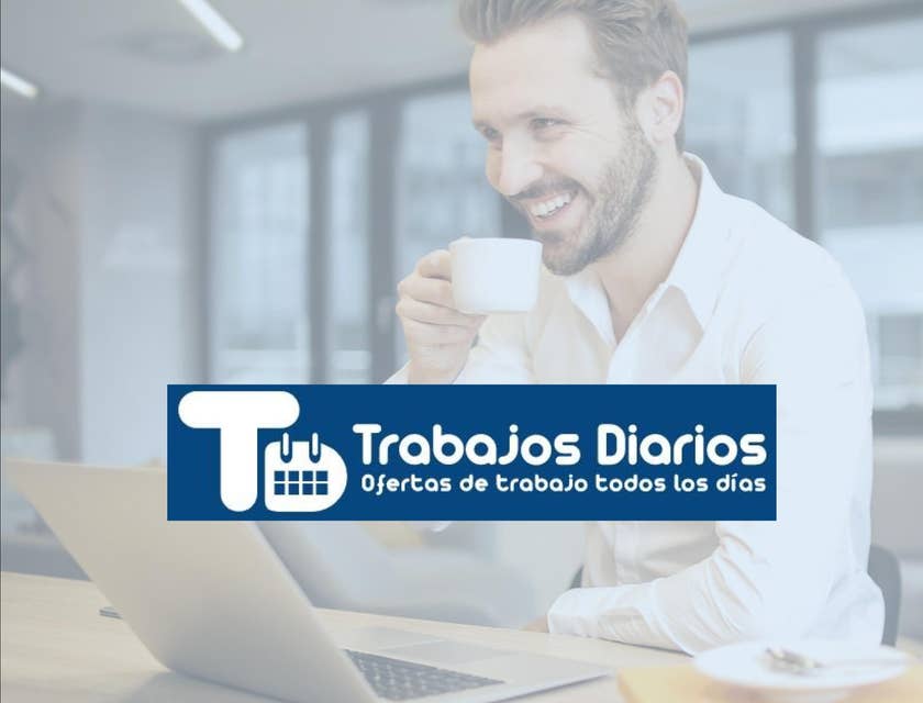 Un hombre trabajando y tomando café alegremente.