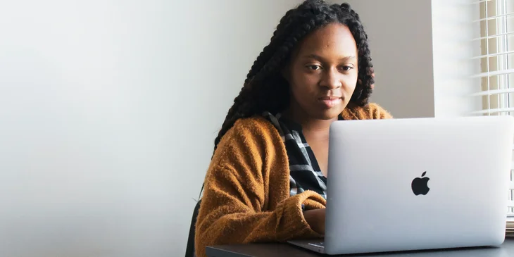 Une femme travaillant à distance chez soi.