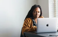 Une femme travaillant à distance chez soi.