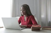 Una mujer trabajando de forma remota.