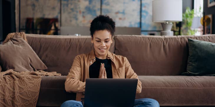 Una mujer trabajando desde casa en un lazy girl job.