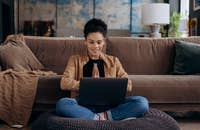 Una mujer trabajando desde casa en un lazy girl job.