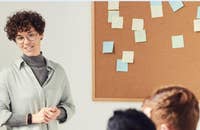 Un grupo de nuevo de personal recibiendo capaciación en una empresa.